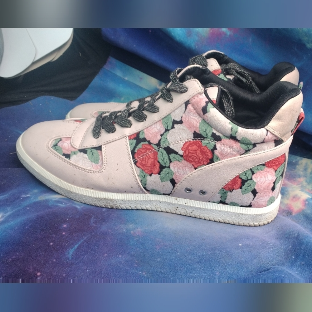 True craft wedge floral sneakers